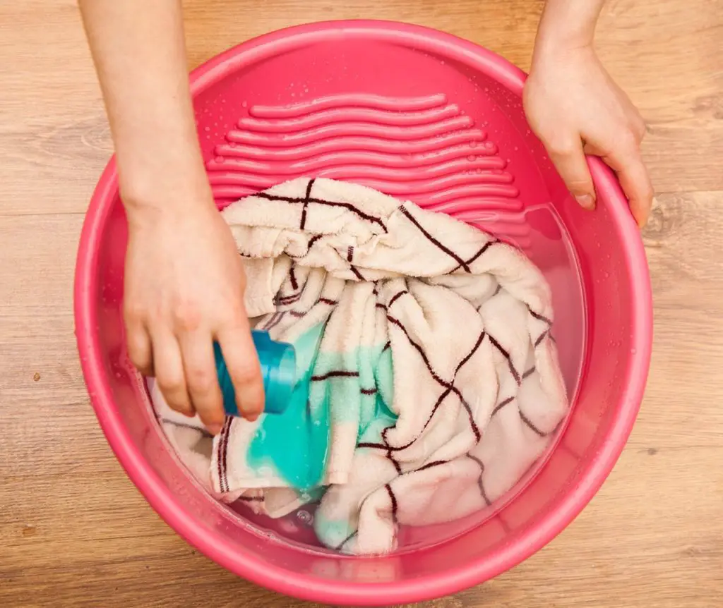 Rinse the clothes for 30 minutes in the dish soap and water solution