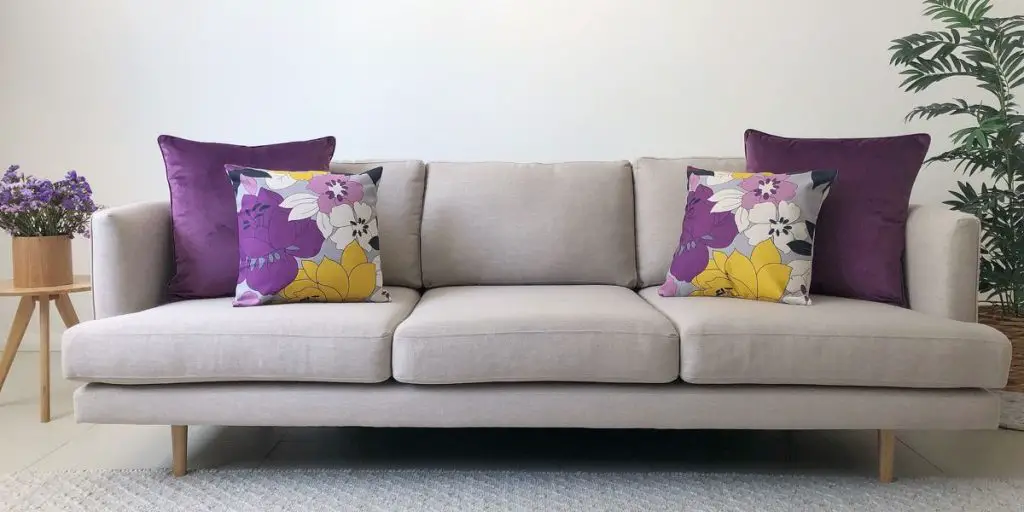 Arrangement of paired cushions
