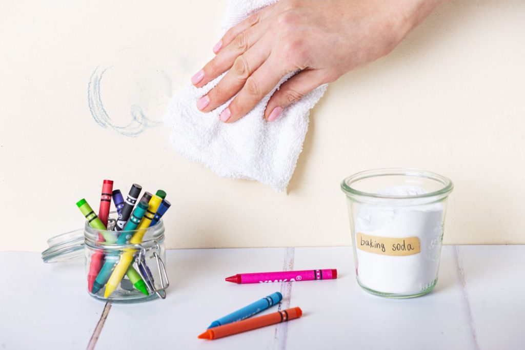 Use baking soda to remove crayon stains: how to clean crayon off wall
