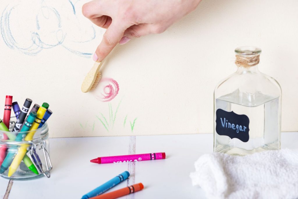 Use vinegar to remove crayon stains: how to clean crayon off wall